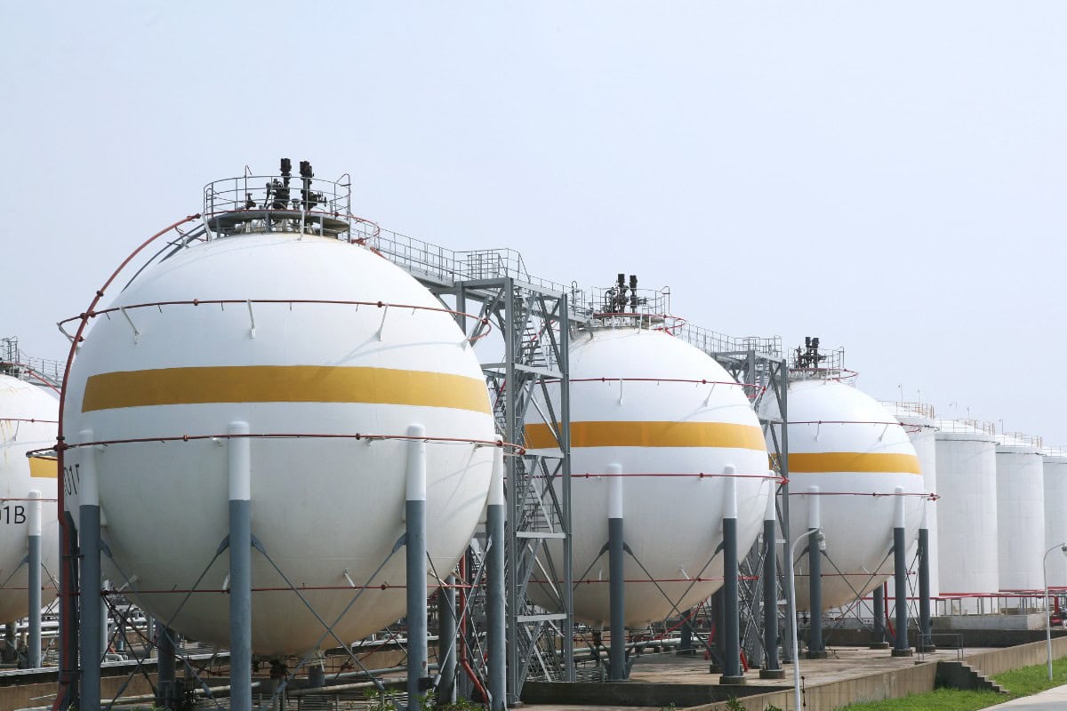 Große Erdgastanks einer Industrieanlage