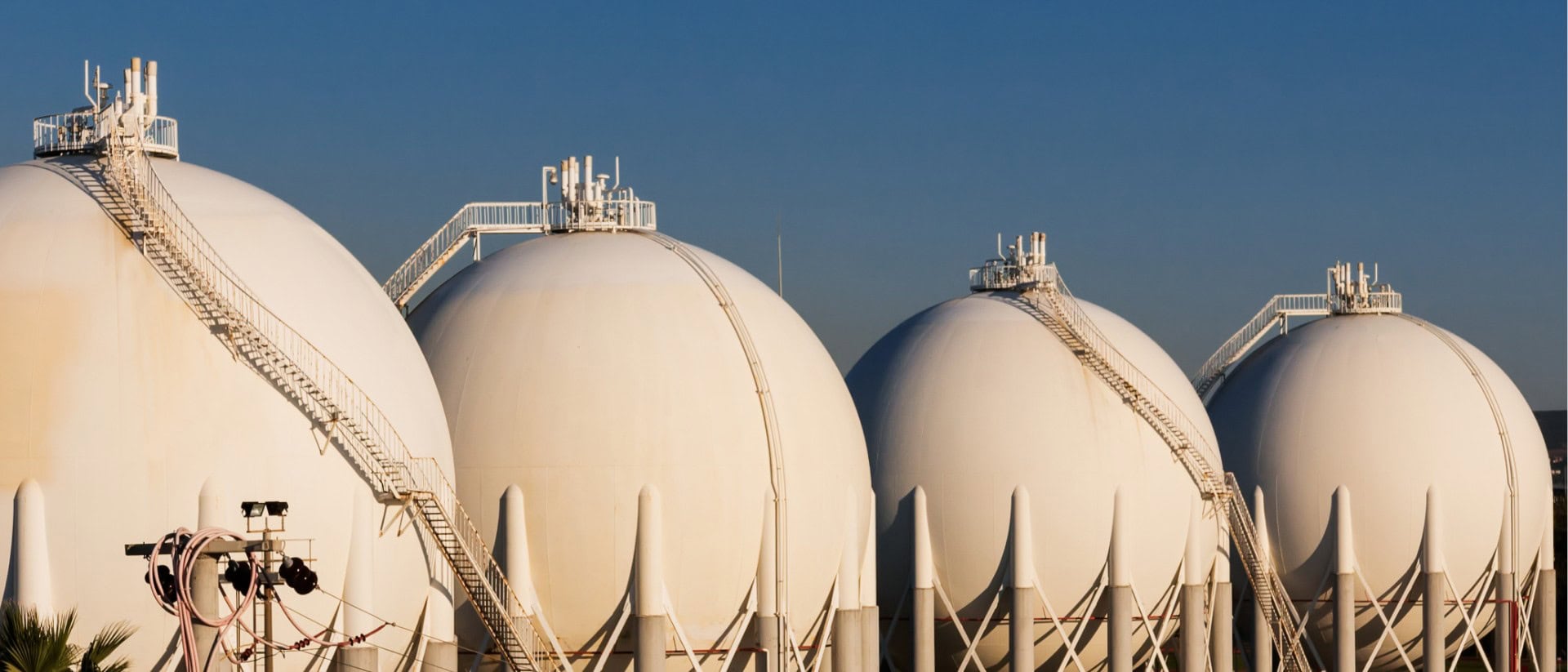 Gaskugelspeicher in einer Industrieanlage bei Sonnenlicht – Energieinfrastruktur, Gasspeicherung und Energiewirtschaft