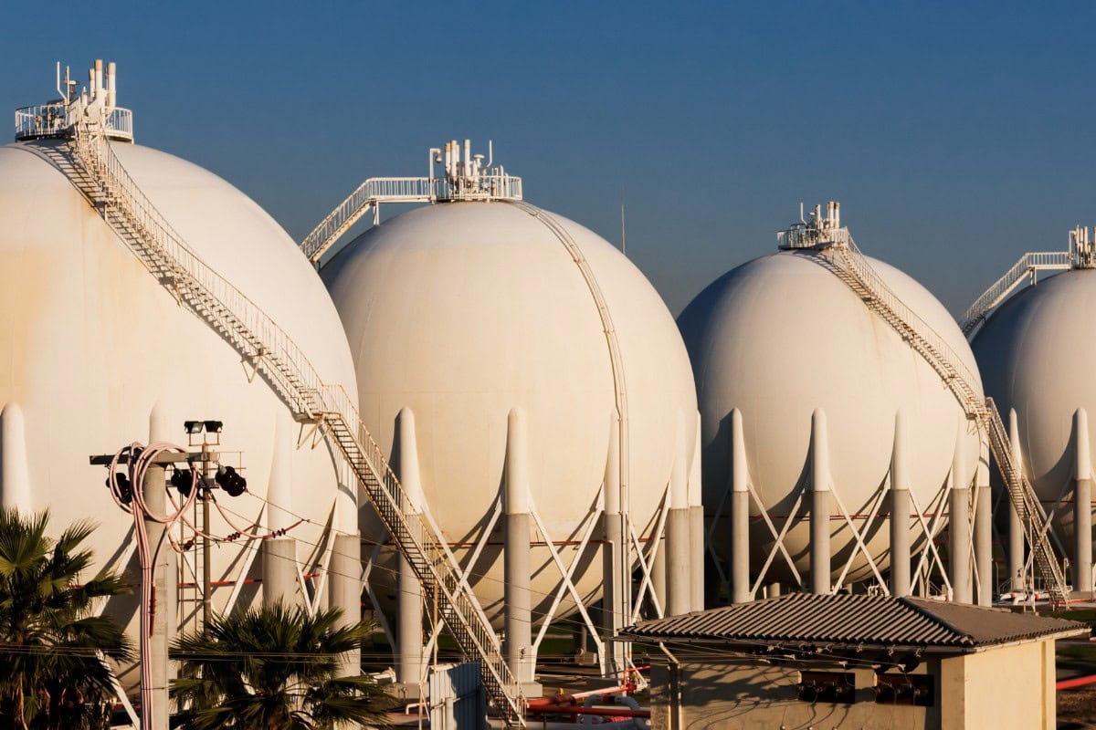 Gaskugelspeicher in einer Industrieanlage bei Sonnenlicht – Energieinfrastruktur, Gasspeicherung und Energiewirtschaft